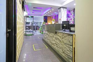 a lobby of a restaurant with a counter and a bar at Hotel Star Inn - Delhi Airport, Mahipalpur, Aerocity in New Delhi