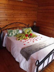 Una cama con frutas y verduras en una habitación en La Cabaña en Guía de Isora