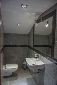 Um banheiro em Łódzki Pałacyk - Pokoje hostelowe