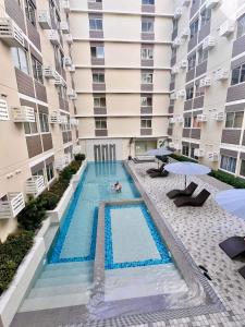 Bazén v ubytování Condo in Silang Fullerton Suites - near tagaytay and nuvali nebo v jeho okolí