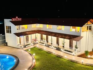 um edifício com pátio com piscina em The Grand Leela Resort em Khopoli