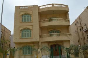 a building with a balcony on the side of it at عقار العرب in 6th Of October