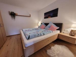 Ένα ή περισσότερα κρεβάτια σε δωμάτιο στο Ebenerdige Ferienwohnung Beim Schmölz