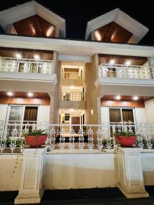 科波利The Grand Leela Resort的一座建筑,设有两个带灯光的阳台