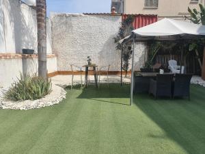 een patio met een tafel en een parasol bij Trudy's home in Nicosia