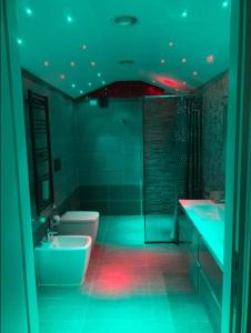 uma casa de banho verde com uma banheira, um WC e um lavatório. em BB TORTONA em Milão