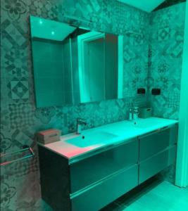 een badkamer met een wastafel en een grote spiegel bij BB TORTONA in Milaan