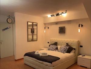 1 dormitorio con 1 cama grande en una habitación en BB TORTONA en Milán