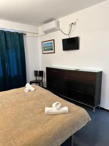 a hotel room with two towels on a bed at New Roser in L'Escala