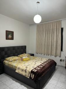 una camera da letto con un letto coperto di Guesthouse NEO a Tirana
