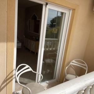 Elle offre une vue sur un balcon doté d'une porte coulissante en verre. dans l'établissement Hotel Algorfa, à Castillo de Montemar
