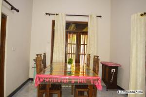 une salle à manger avec une table recouverte d'une toile rose dans l'établissement Gammedda Villa, à Habarana