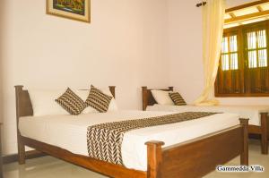 - une chambre avec 2 lits et une fenêtre dans l'établissement Gammedda Villa, à Habarana