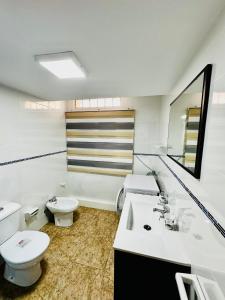 y baño con aseo y lavamanos. en CHALET BLAU MAR, en Peñíscola