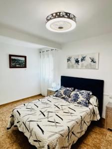 una camera con un grande letto e un soffitto di CHALET BLAU MAR a Peñíscola