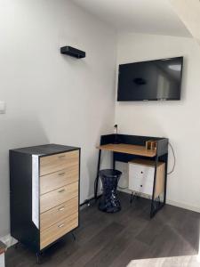 TV a/nebo společenská místnost v ubytování Beau Duplex T3 vue panoramique Luberon
