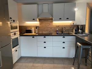 Kuchyň nebo kuchyňský kout v ubytování Beau Duplex T3 vue panoramique Luberon