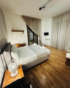 a hotel room with a bed and a table at B&B Degli Artisti in Lecce