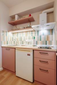 uma cozinha com um lavatório e um fogão em Cool Opera Apartments em Cluj-Napoca