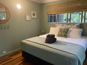 Un dormitorio con una cama con una toalla. en The Treehouse at Alma Bay en Arcadia