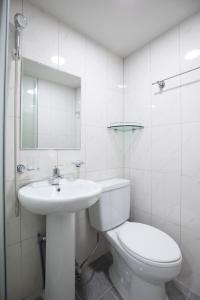 Baño blanco con aseo y lavamanos en NineRoD - Private bathroom & Shower en Seúl