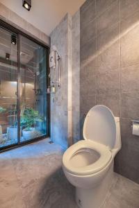バンコクにあるSiam Shelter Bangkokのトイレとシャワー付きのバスルーム