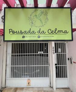 ein Schild, das pocomada da calima über einer Garage liest in der Unterkunft Pousada da Celma in Fortaleza