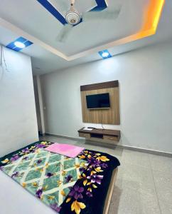 Una habitación con una cama con flores. en Paradise residency and cafe, en Gwalior