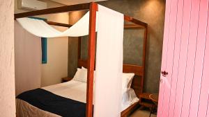 1 Schlafzimmer mit 2 Etagenbetten in einem Zimmer in der Unterkunft Pousada Vila do Lago in Capitólio