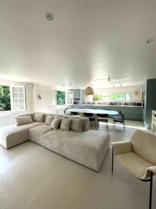 sala de estar amplia con sofá y mesa en Villa de 5 chambres avec piscine privee jardin clos et wifi a Saint Sulpice de Royan a 6 km de la plage, en Saint-Sulpice-de-Royan