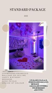 克羅伊登的住宿－Luxury Urban Hideaway with private hot tub & Pole，紫色客房,配有带紫色气球的床