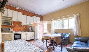 uma sala de estar com uma mesa e uma cozinha em Espaço Inteiro Oscar Freire Capacidade grupo até 36 hóspedes em São Paulo