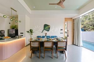 comedor con mesa y sillas en The Banyan Tree Villa A2 by Stay ALYF, Siolim en Siolim