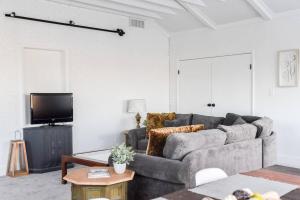 Μια τηλεόραση ή/και κέντρο ψυχαγωγίας στο Large 2 Bedroom Great Location Close to Everything +19 φωτογραφίες