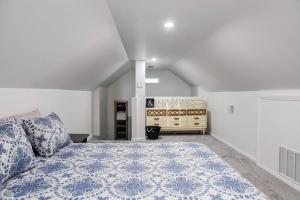1 dormitorio con 1 cama con colcha azul y blanca en Large 2 Bedroom Great Location Close to Everything, en Pittsburgh
