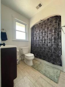 baño con aseo y pared de piedra en Large 2 Bedroom Great Location Close to Everything en Pittsburgh