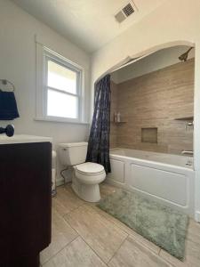 A bathroom at Large 2 Bedroom Great Location Close to Everything