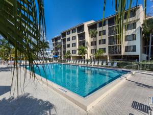 uma grande piscina em frente a um edifício em Santa Maria 110 em Fort Myers Beach