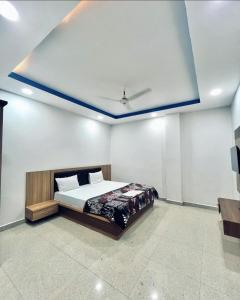 1 dormitorio con 1 cama y techo azul en Paradise residency and cafe en Gwalior