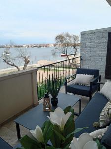 einen Balkon mit Blick auf das Wasser in der Unterkunft Luxury apartment Tamaris by the sea in Nin