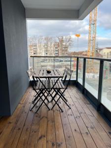 d'une table et de chaises sur un balcon avec vue. dans l'établissement Le Cartoucherie - 4p - Parking - Tram & Zénith, à Toulouse