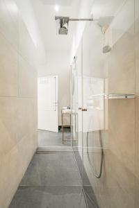 ein Bad mit einer Dusche und einer Glastür in der Unterkunft Classy Modern Studio - Free Parking in Wien
