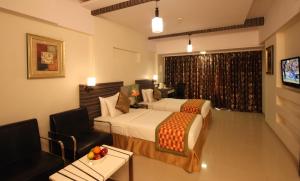 TV a/nebo společenská místnost v ubytování Nestor Hotel, Mumbai