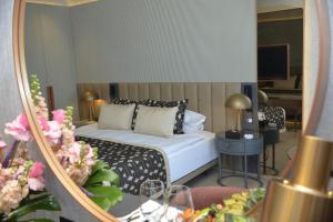 Кровать или кровати в номере Rocks Hotel & Casino