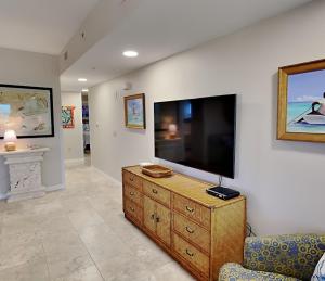 彭萨科拉海滩South Harbour 2f的配有大屏幕平板电视的客厅