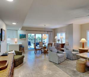 彭萨科拉海滩South Harbour 2f的带沙发的客厅和餐厅