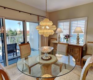 彭萨科拉海滩South Harbour 2f的配有玻璃桌椅的餐厅