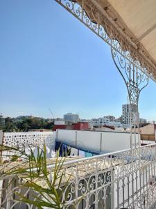 d'un balcon avec vue sur la ville. dans l'établissement Riad Najiba, à Rabat