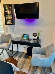 TV a/nebo společenská místnost v ubytování LIVE-IN Tiny Studiowohnung