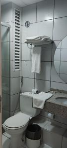 Baño blanco con aseo y lavamanos en Barreirinhas Gran Lençóis Flat Residence Mandacaru 506 Particular, en Barreirinhas